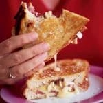 Bocadillo de camembert frito